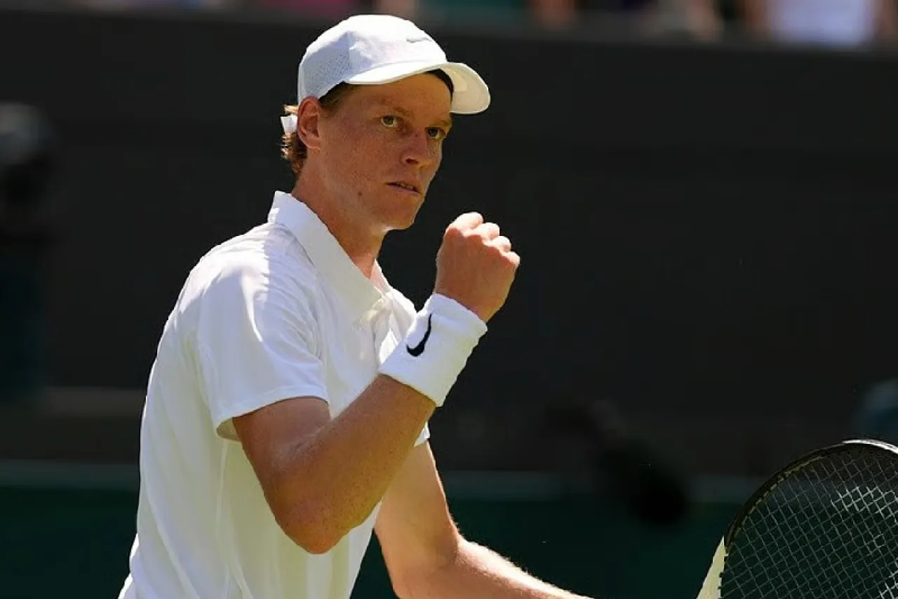 Jannik Sinner barre a Luca Nardi para arrancar en Wimbledon