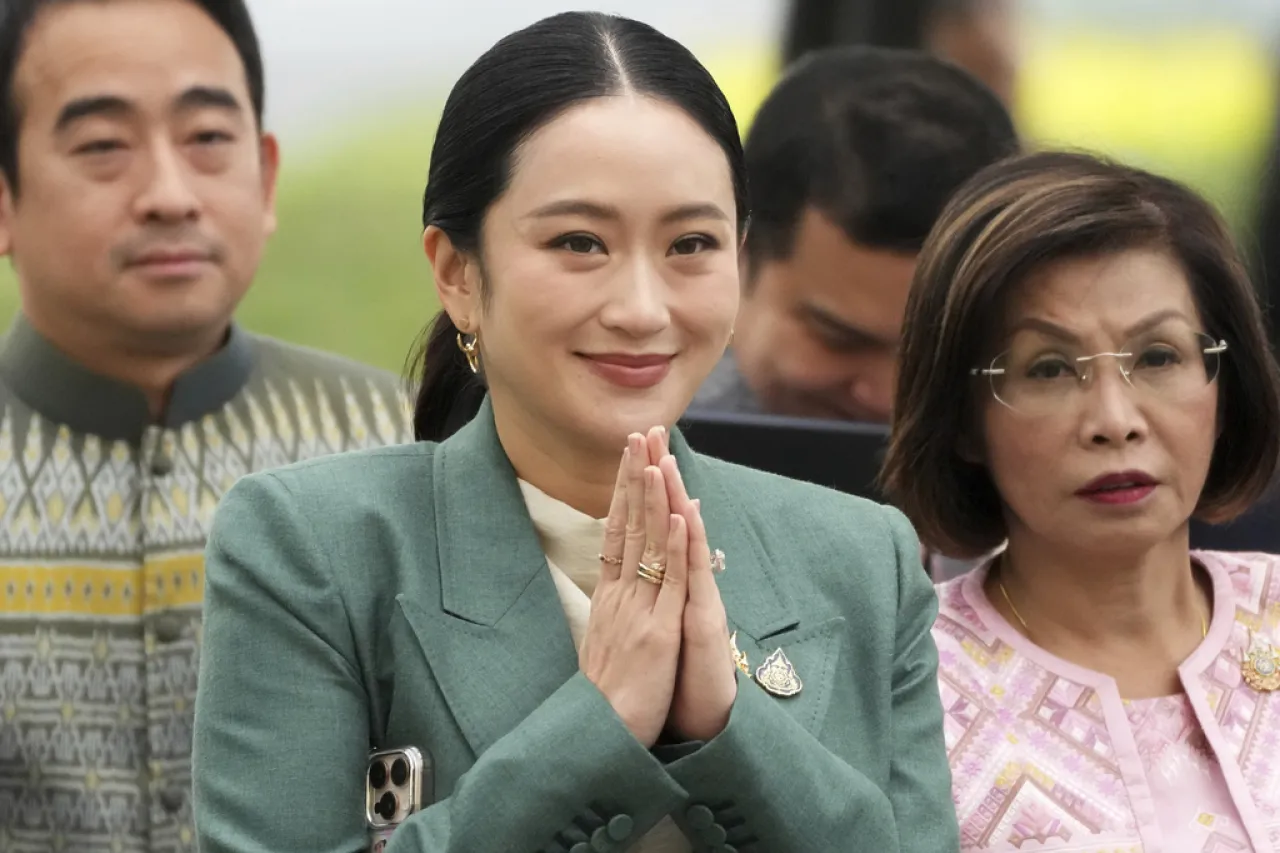 Suspenden a la primera ministra de Tailandia tras escandalo de polémica llamada
