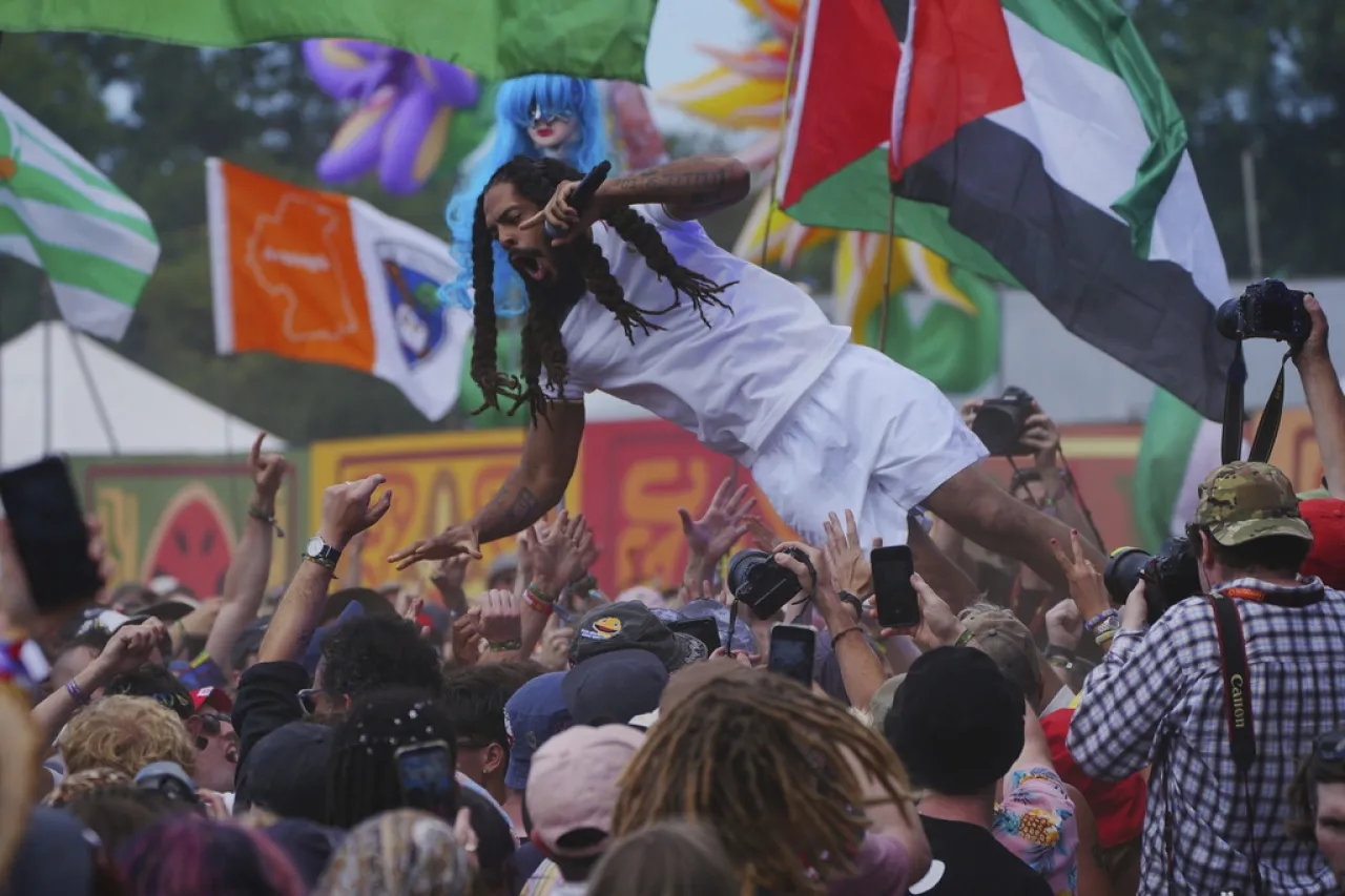 Mezcló Glastonbury pop y política mucho antes de la polémica con Bob Vylan