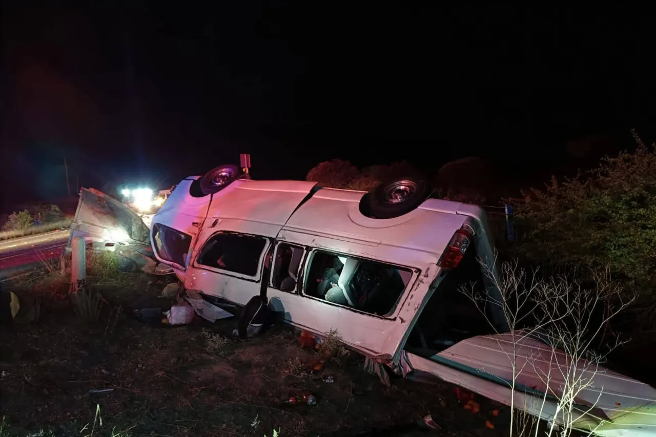 Mueren 14 miembros de una familia al chocar vs camión; regresaban de Mazatlán