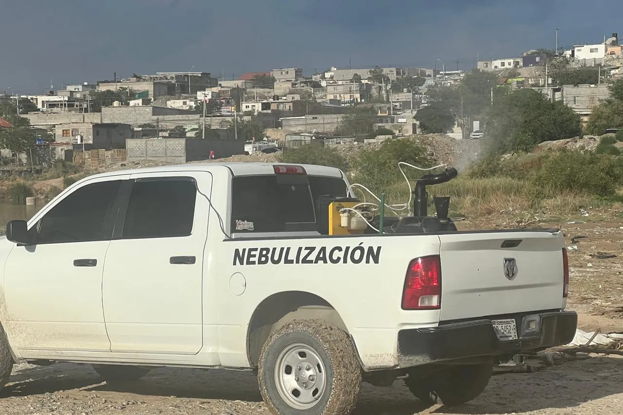 Nebulizan colonias afectadas por lluvias para frenar el dengue