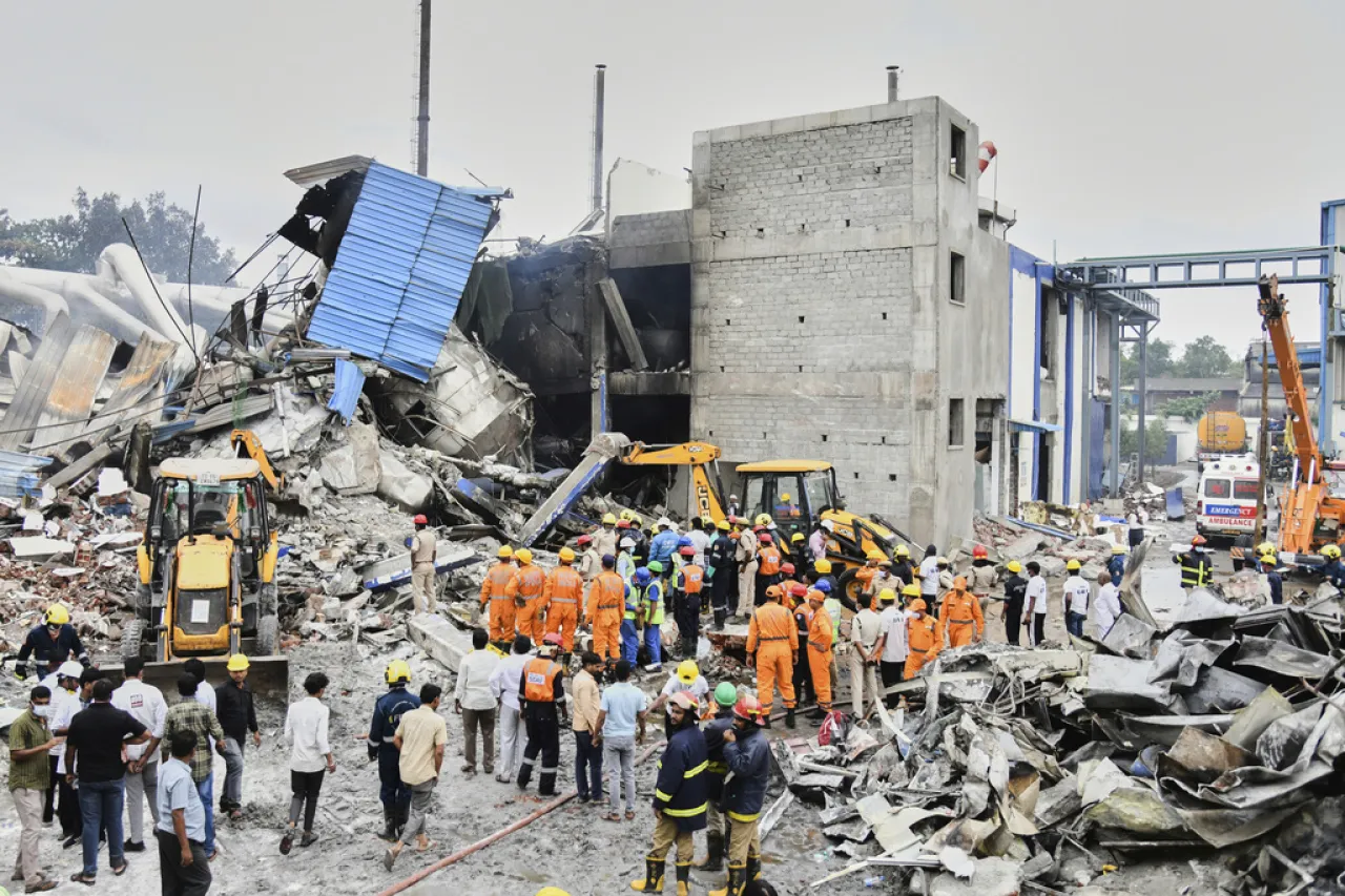 Suman al menos 36 muertos por explosión en planta farmacéutica en India
