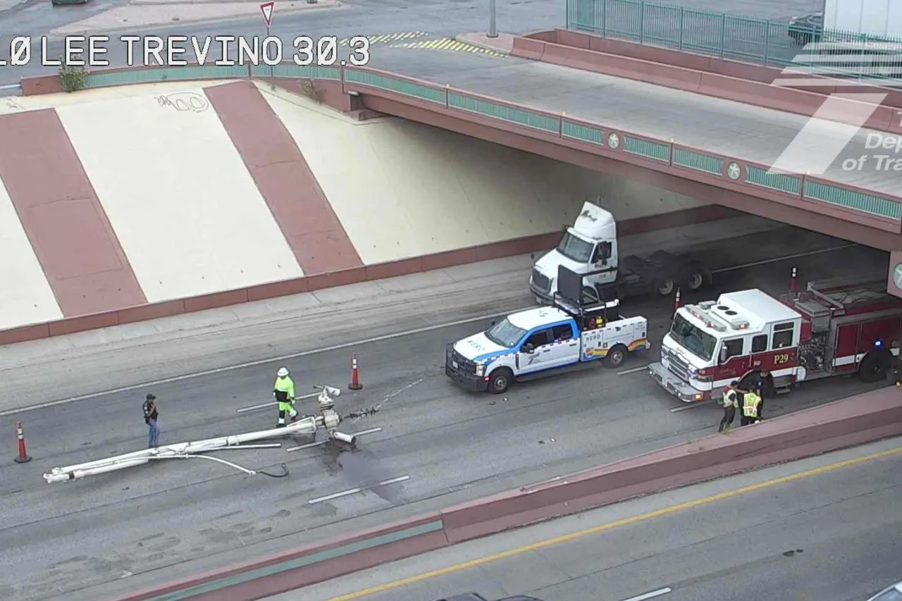Cierran carriles de la I-10 en Lee Trevino por accidente y derrame de aceite