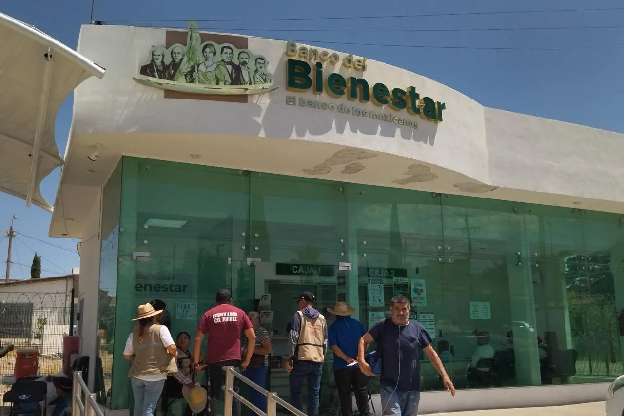 Inicia pago de pensiones Bienestar; revisa el calendario por apellidos