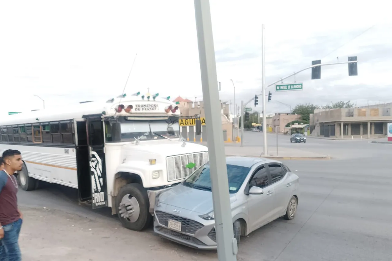 Hyundai pierde control y choca contra camión en Miguel de la Madrid