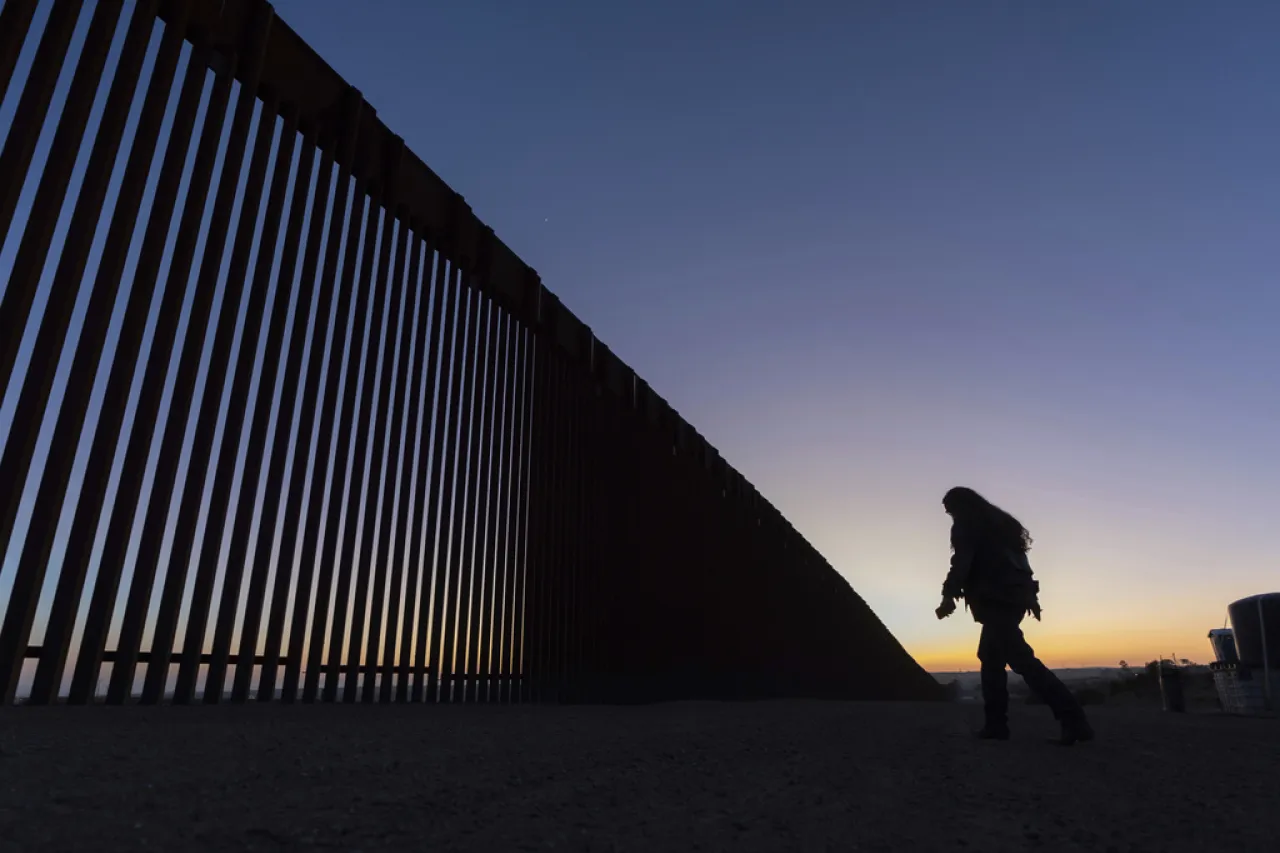 Juez bloquea orden que restringe asilo en la frontera de Estados Unidos