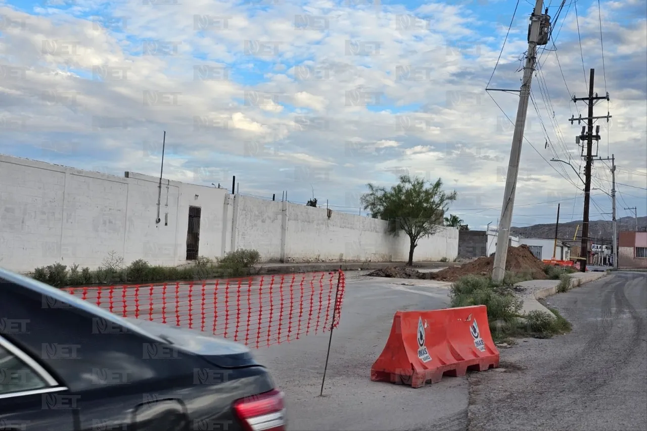 Se forma socavón en la colonia Industrial