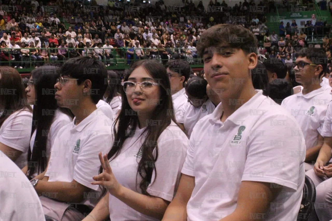 Alcalde asiste a graduación del Cobach 9, el plantel con más egresados