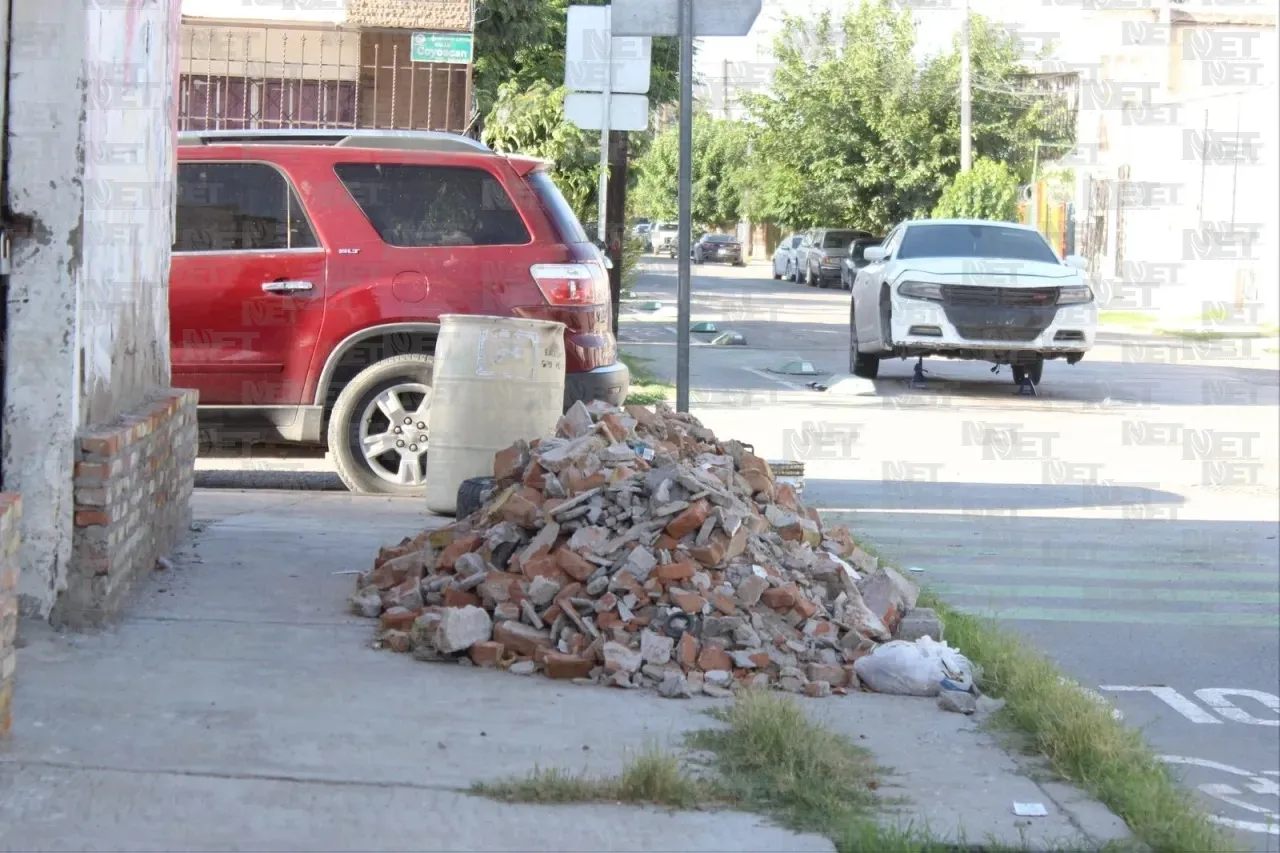 Banquetas bloqueadas y patios sucios: combaten desorden urbano en Juárez
