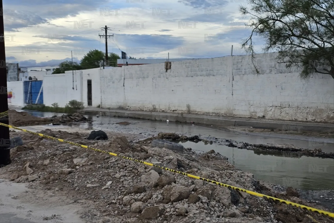 Se forma socavón en la colonia Industrial