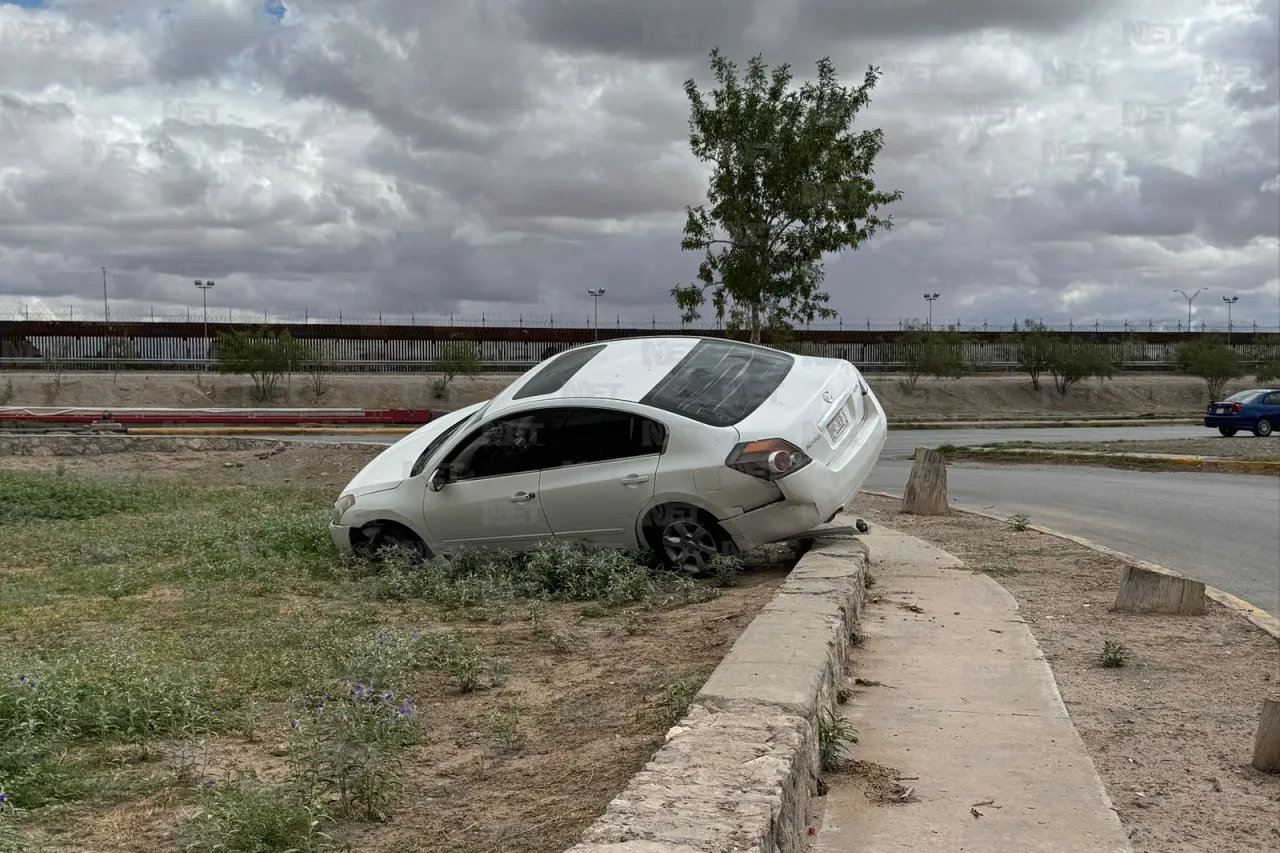 Mujer pierde el control al tomar curva y termina arriba de banqueta