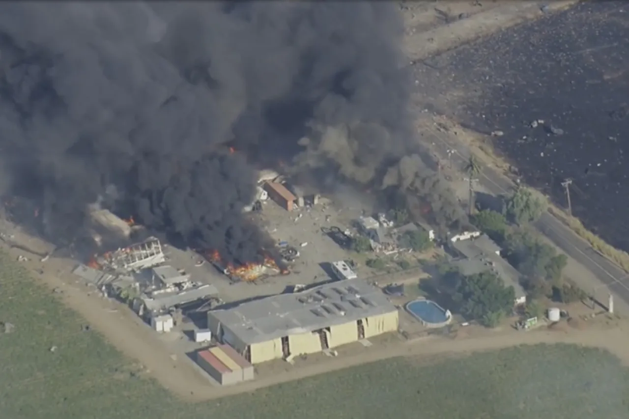 Explosión en almacén de fuegos artificiales en California deja incendios