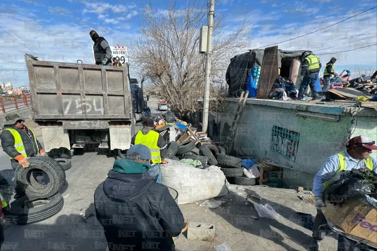 Banquetas bloqueadas y patios sucios: combaten desorden urbano en Juárez