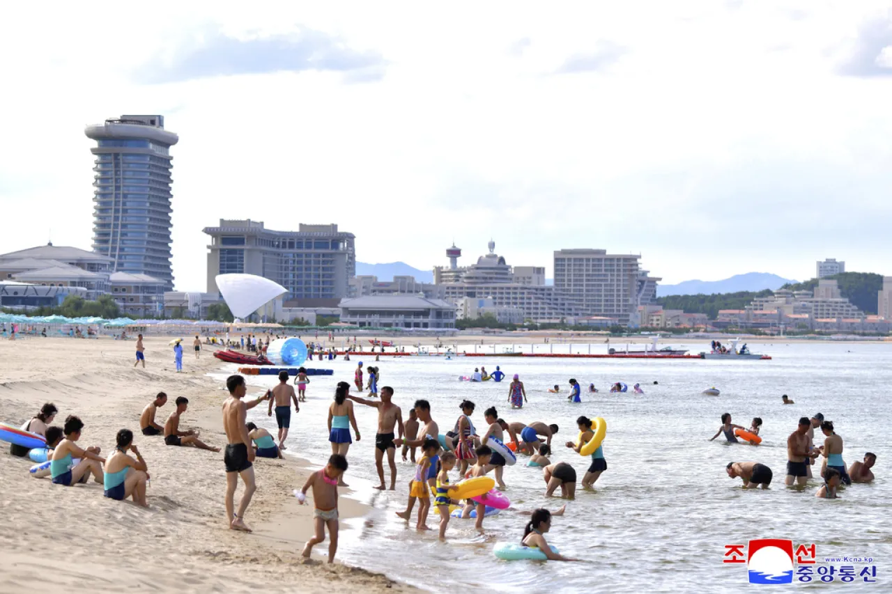 Norcoreanos nadan y juegan en un balneario impulso al turismo