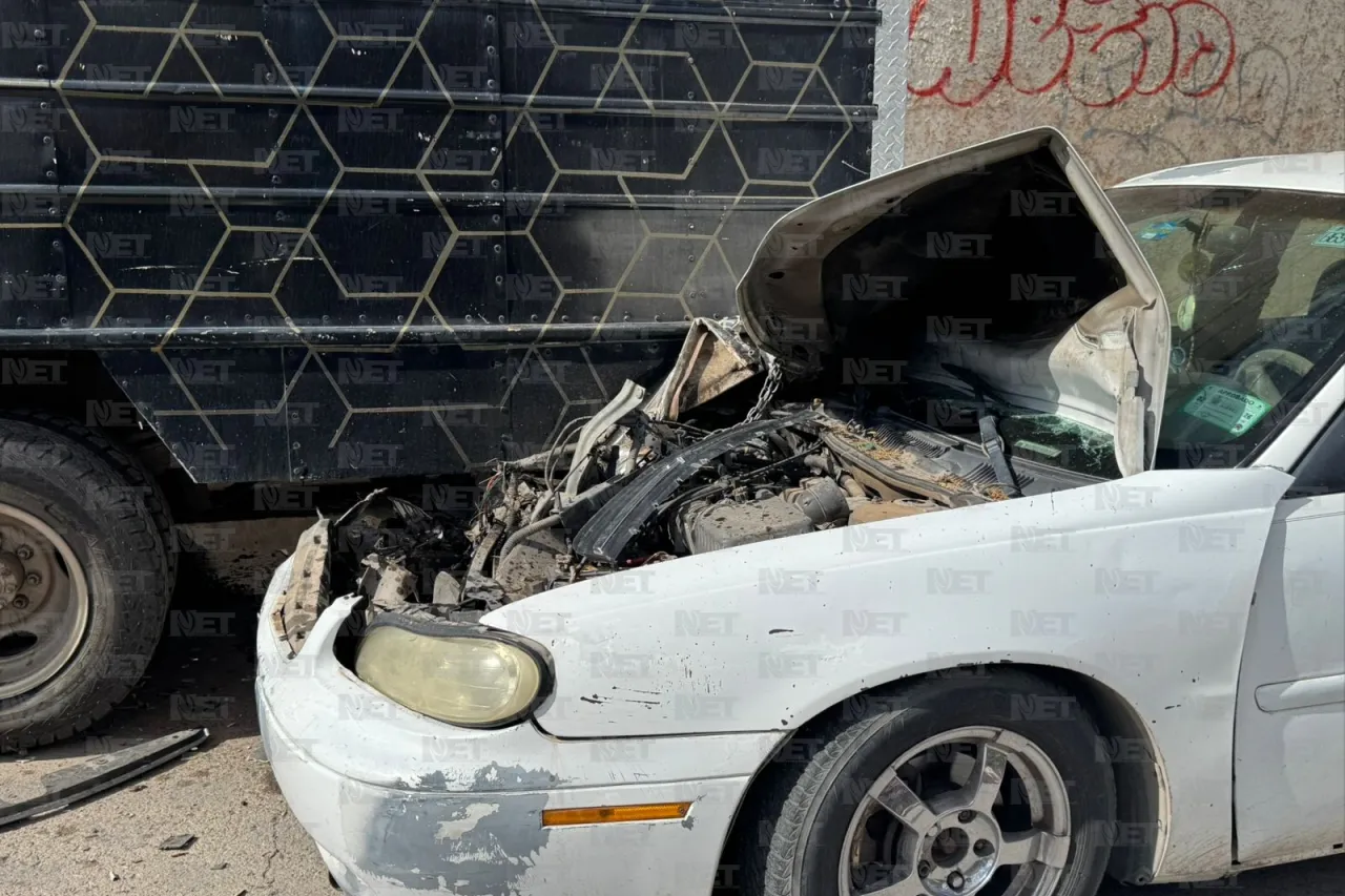 Choca contra food truck y otros dos vehículos estacionados