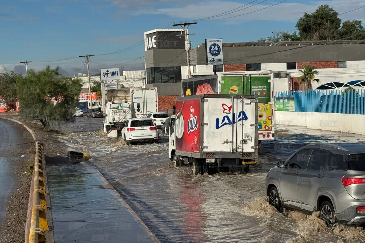 Vehículos quedan varados en inundación por lluvias al suroriente