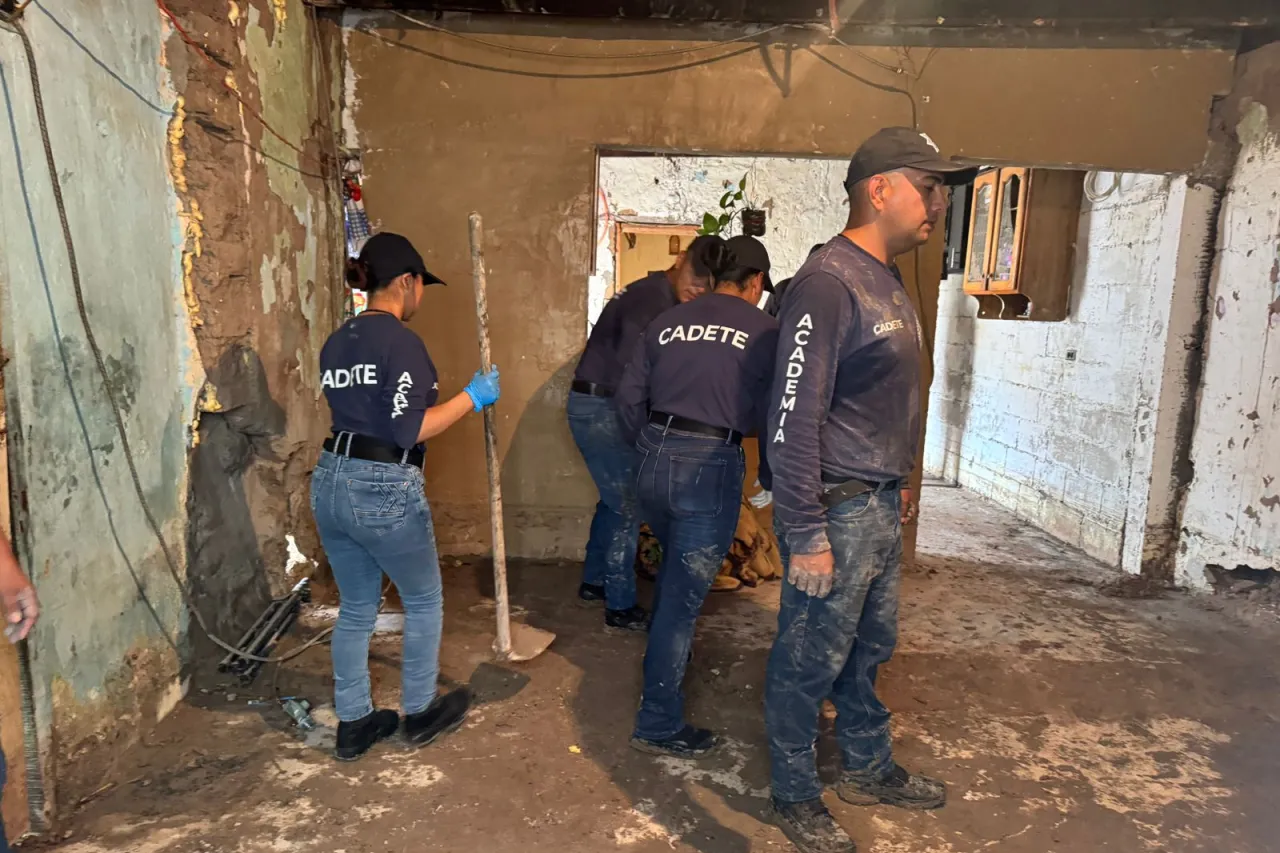 Apoyan cadetes de la policía municipal en limpieza de zona afectada por lluvias