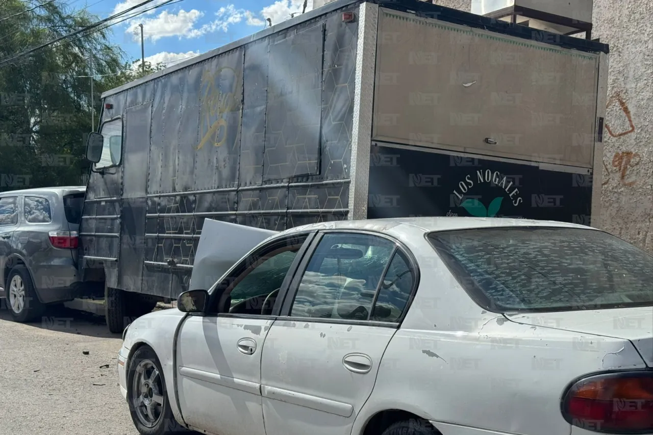 Choca contra food truck y otros dos vehículos estacionados