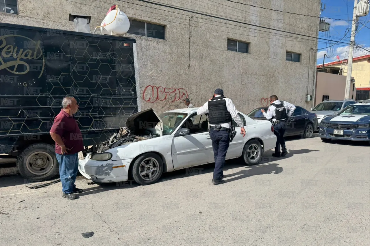 Choca contra food truck y otros dos vehículos estacionados
