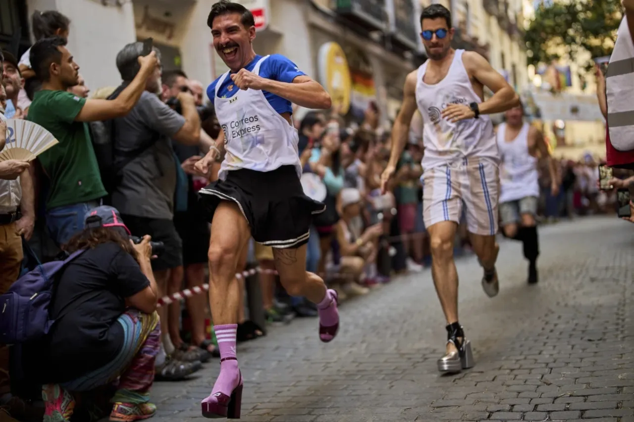 Corredores con tacones de 15 cm compiten en evento anual en Madrid