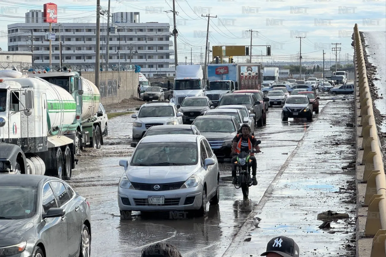 Vehículos quedan varados en inundación por lluvias al suroriente