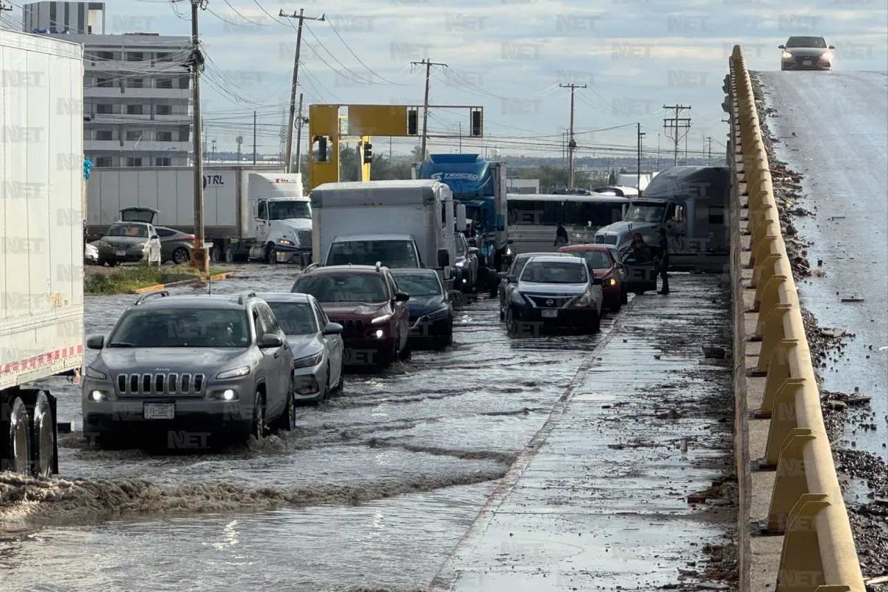 Vehículos quedan varados en inundación por lluvias al suroriente