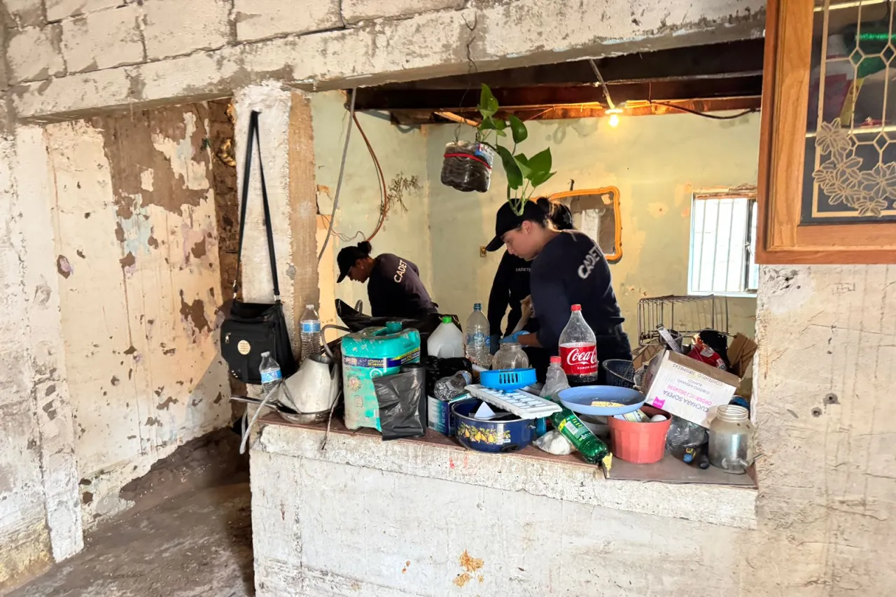 Apoyan cadetes de la policía municipal en limpieza de zona afectada por lluvias
