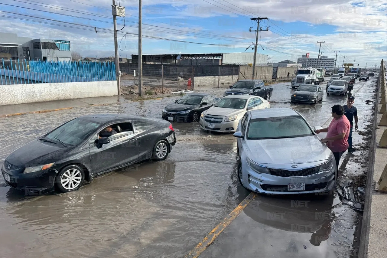 Vehículos quedan varados en inundación por lluvias al suroriente