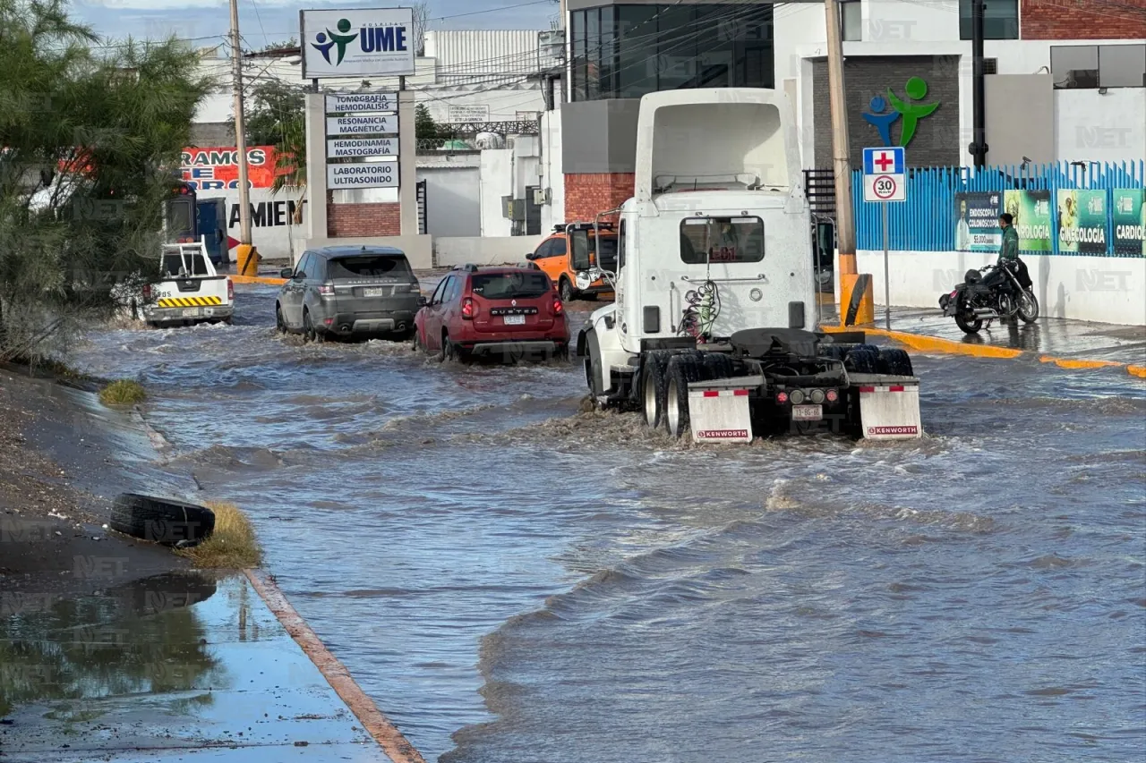 Vehículos quedan varados en inundación por lluvias al suroriente