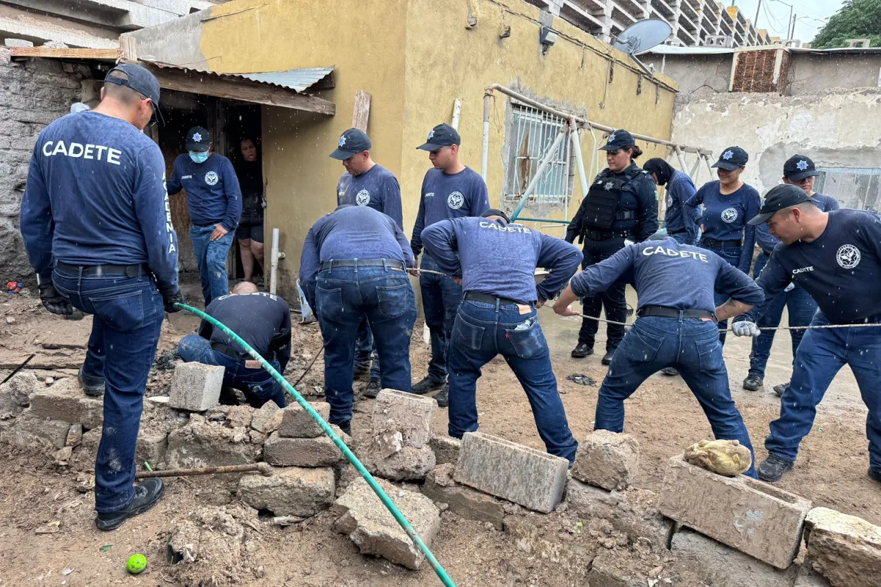Apoyan cadetes de la policía municipal en limpieza de zona afectada por lluvias