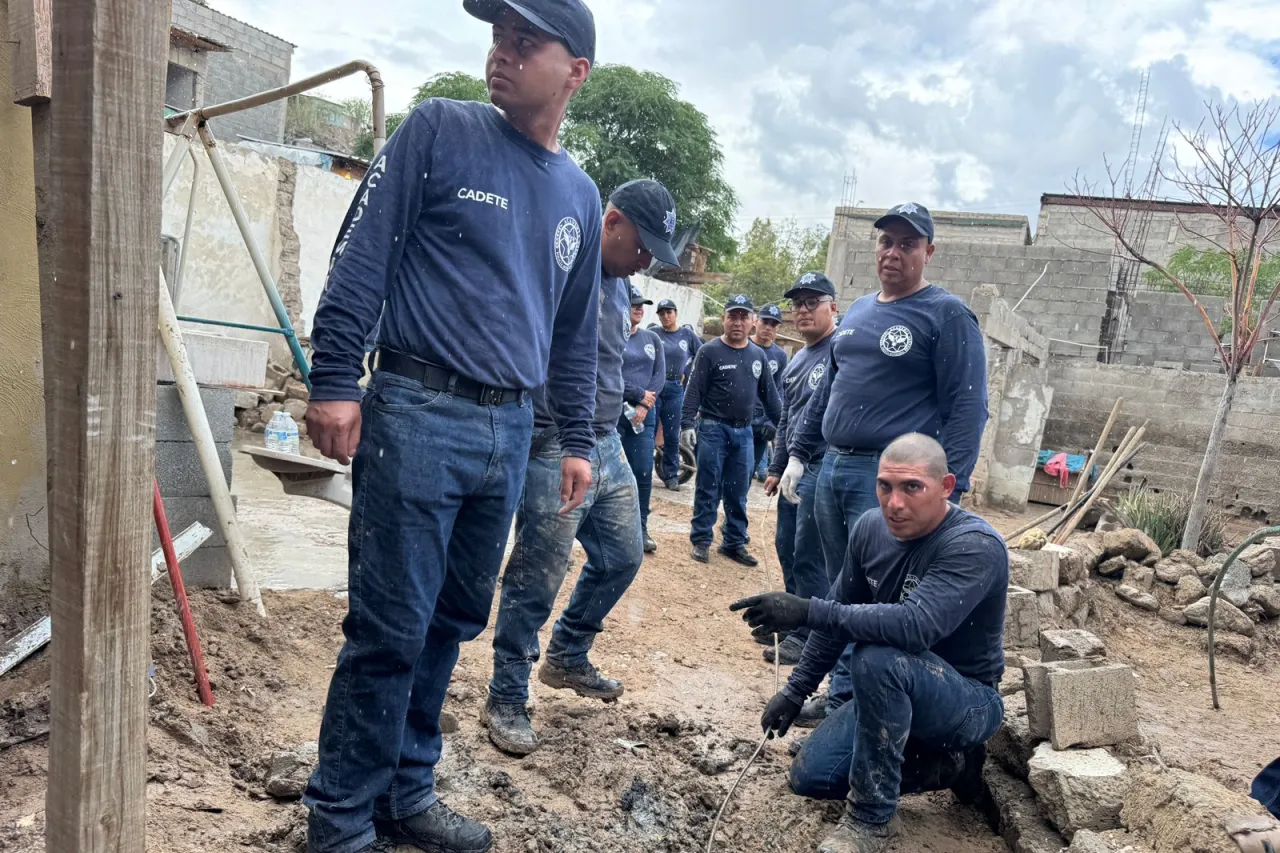 Apoyan cadetes de la policía municipal en limpieza de zona afectada por lluvias