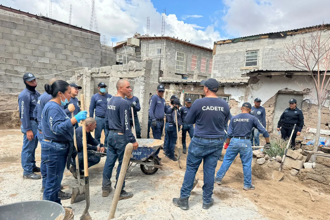 Apoyan cadetes de la policía municipal en limpieza de zona afectada por lluvias