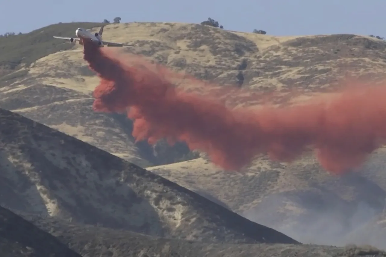 Crece incendio de California mientras clima seco y caluroso aumenta riesgo