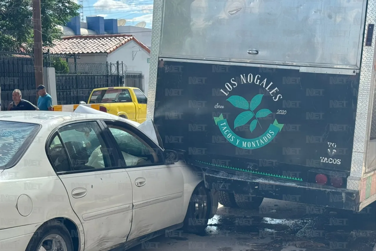 Choca contra food truck y otros dos vehículos estacionados