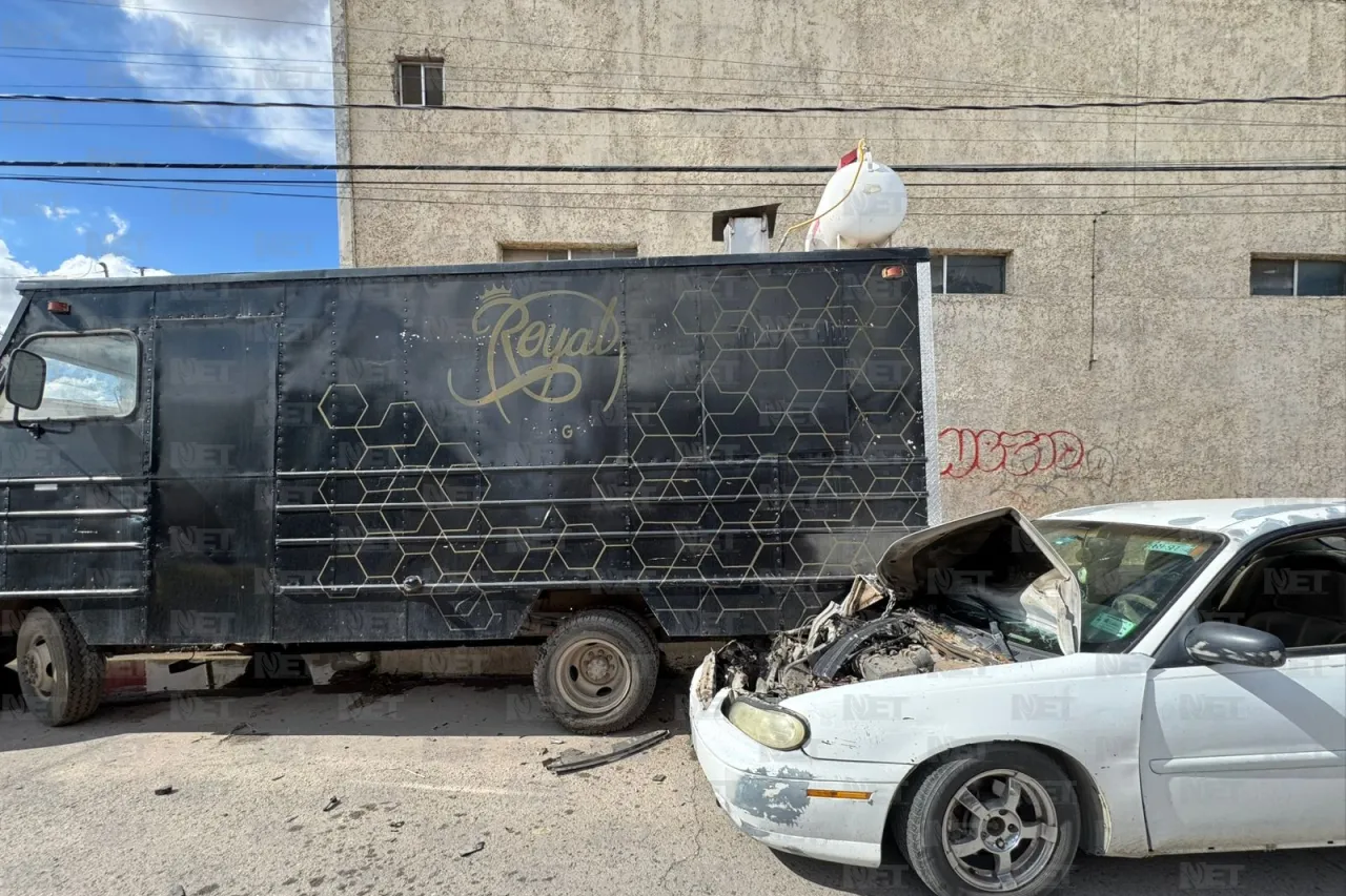 Choca contra food truck y otros dos vehículos estacionados