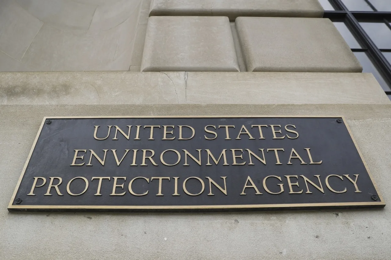 Denuncian recortes ambientales y la EPA responde con suspensiones