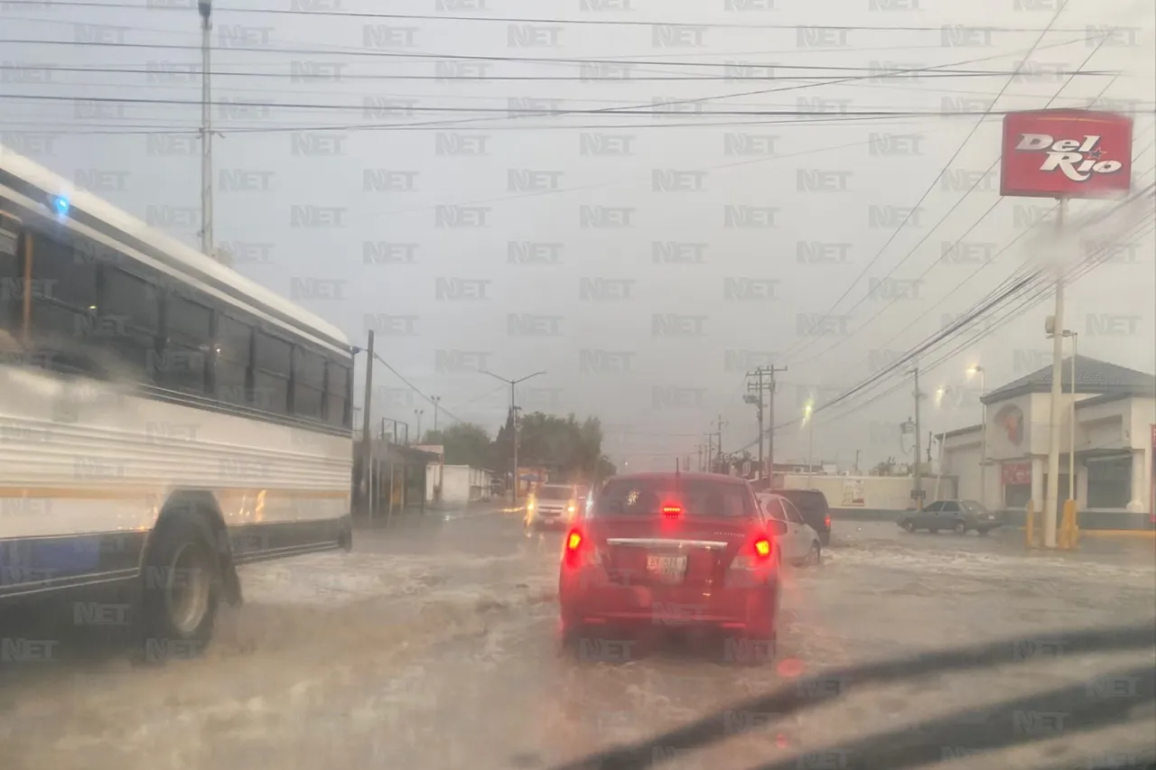 Video: Lluvias inundan calles del suroriente y complican la circulación vial