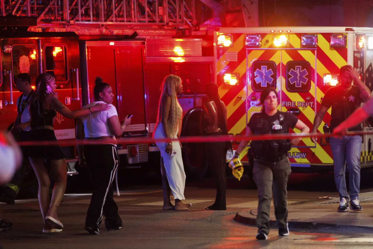 Deja tiroteo desde vehículo 4 muertos y 14 heridos en Chicago