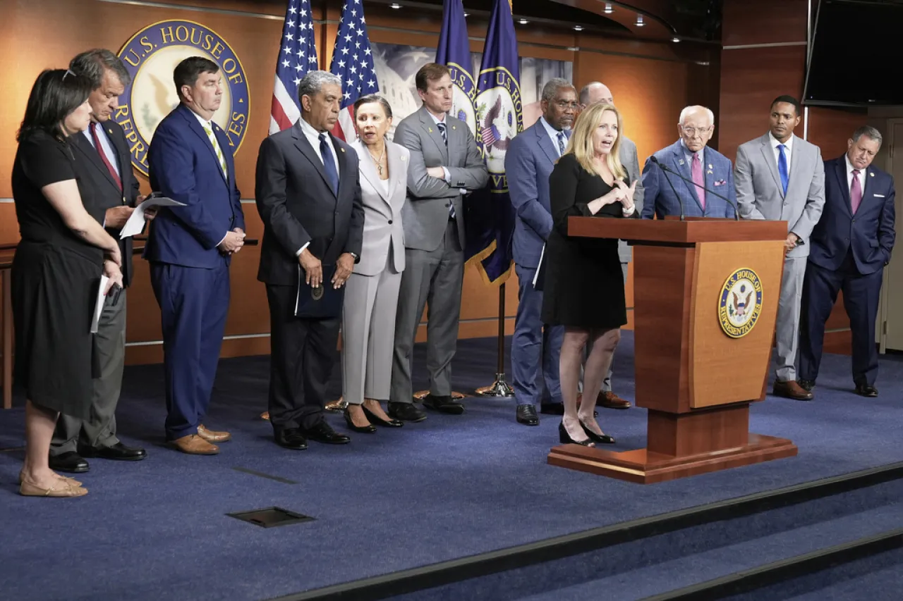 Aprueban Representantes ley de impuestos de Trump y la envía para su firma