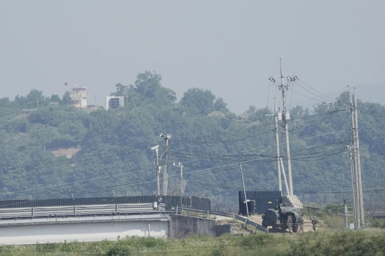 Hombre norcoreano cruza la frontera militarizada e ingresa a Corea del Sur