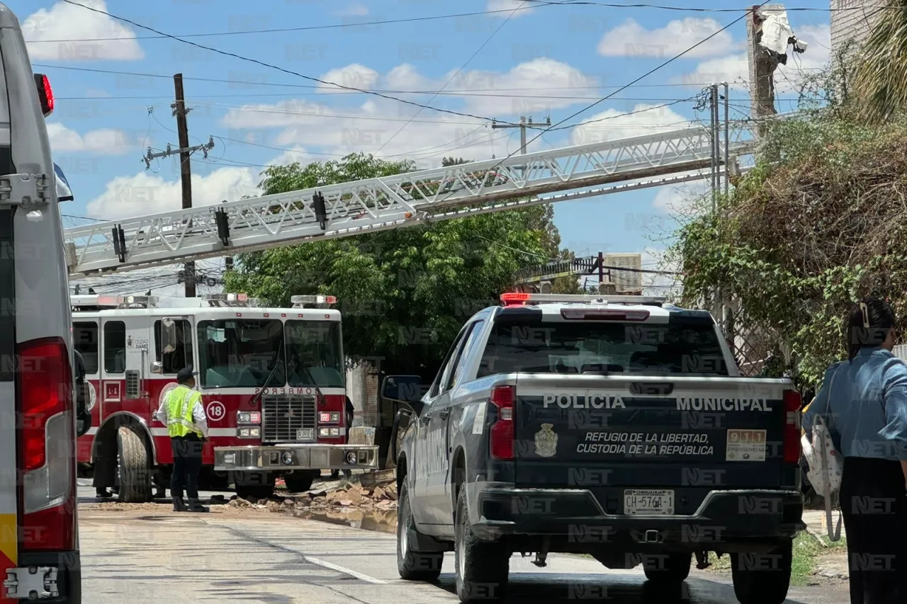 Se derrumba casa de 2 pisos en la Partido Escobedo; hombre queda atrapado