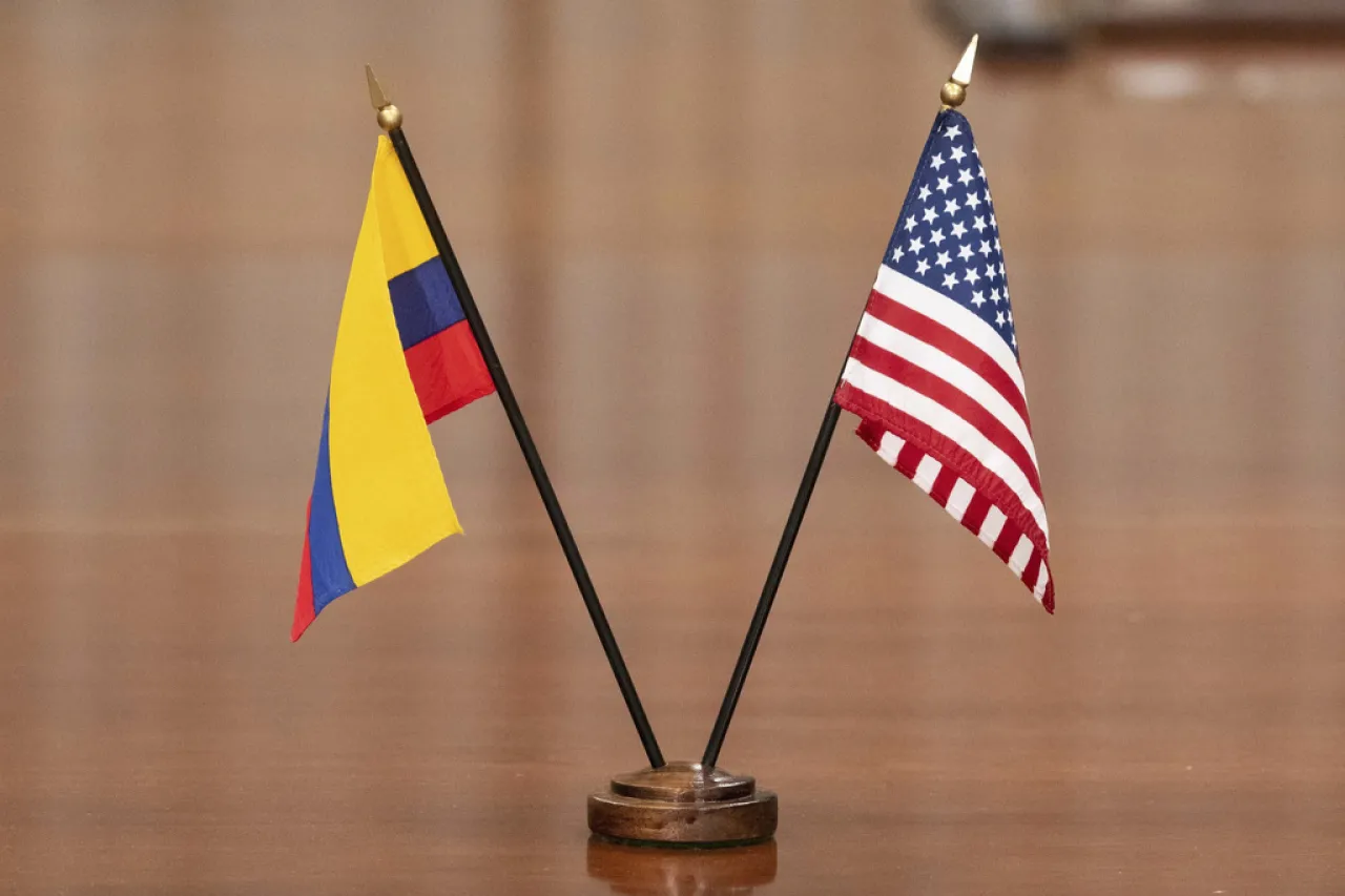 EU retira a su enviado en Colombia, Petro responde llamando a su embajador