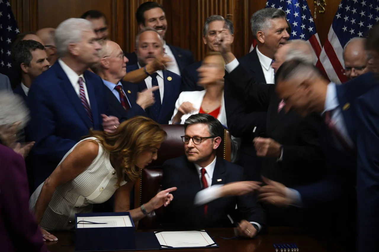 Aprueban Representantes ley de impuestos de Trump y la envía para su firma