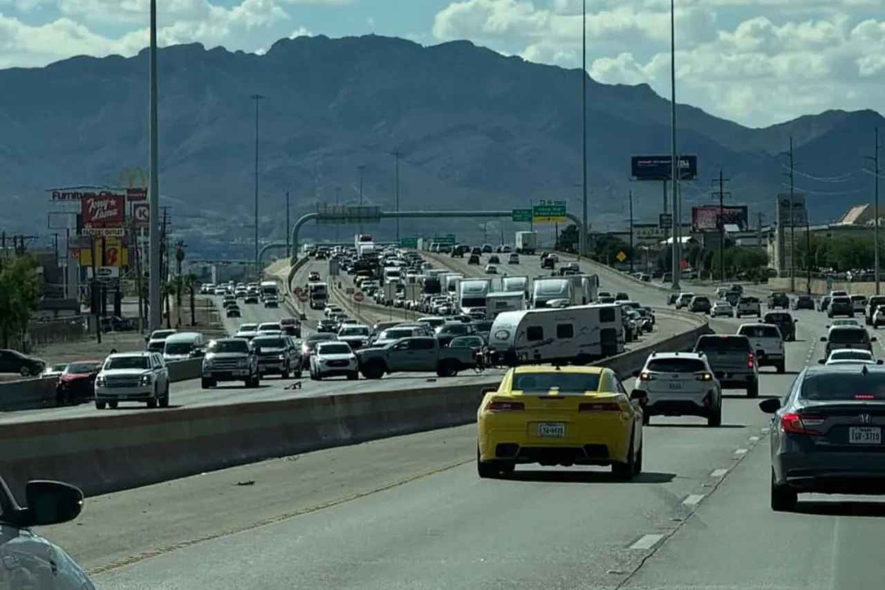 El Paso: Carambola provoca embotellamiento en la I-10