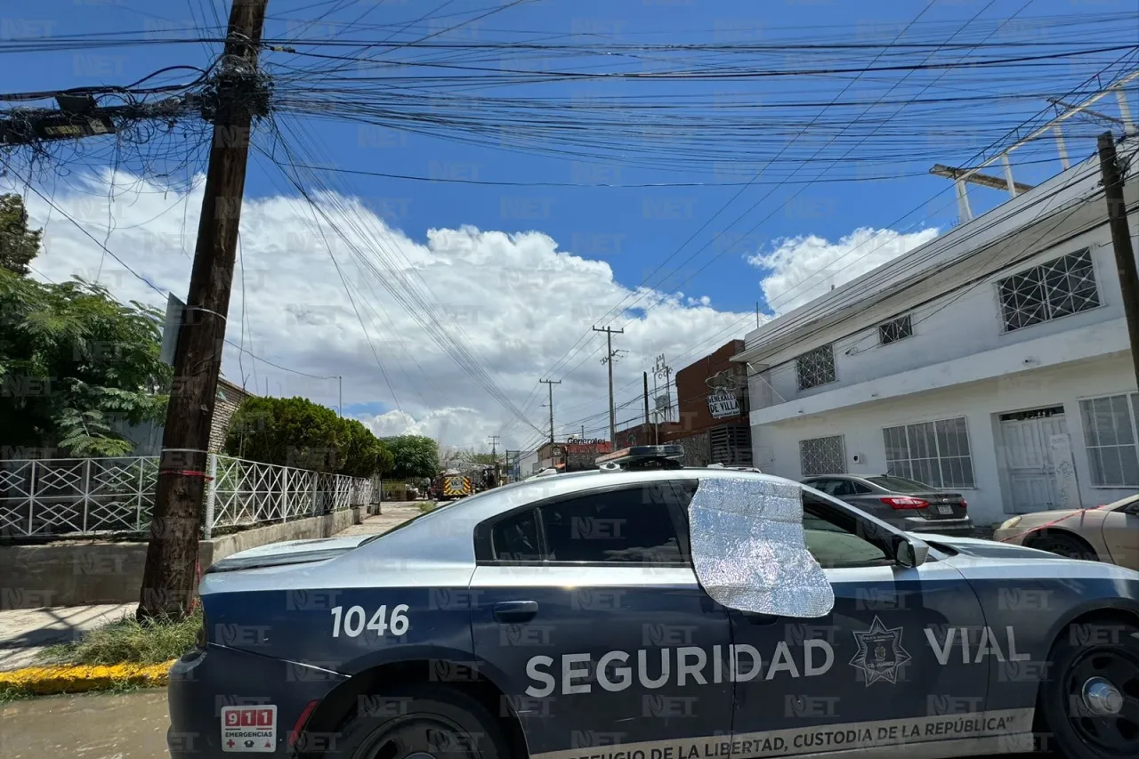 Se derrumba casa de 2 pisos en la Partido Escobedo; hombre queda atrapado