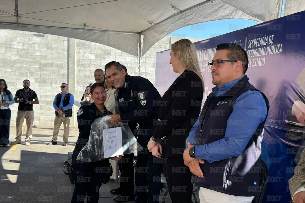 Entregan uniformes y equipo táctico a policías estatales en Juárez