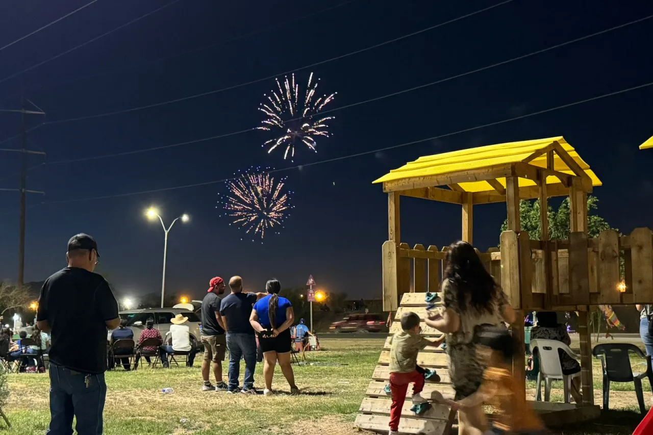 Juarenses se reúnen para observar los fuegos artificiales del 4 de Julio