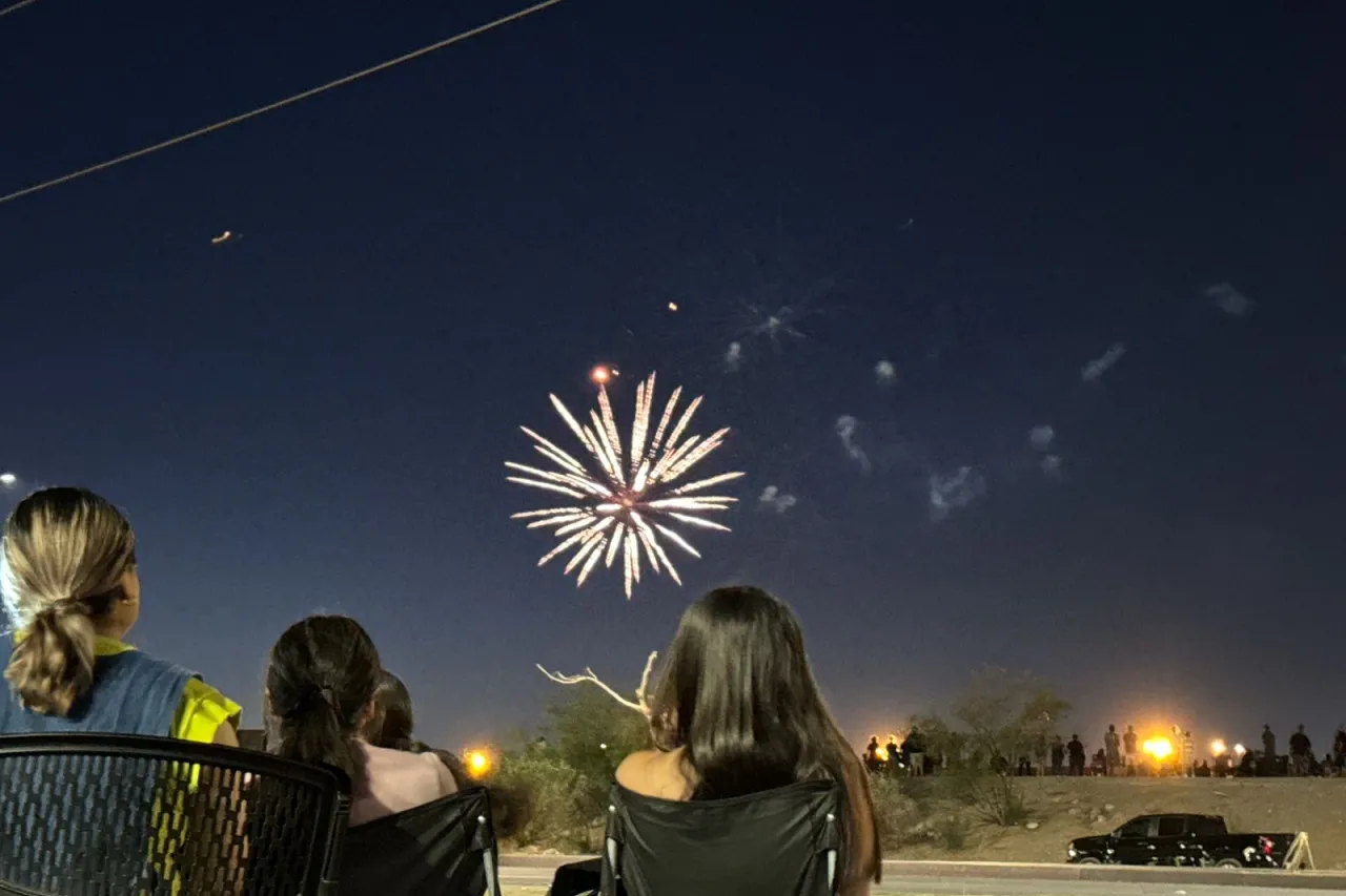 Juarenses se reúnen para observar los fuegos artificiales del 4 de Julio