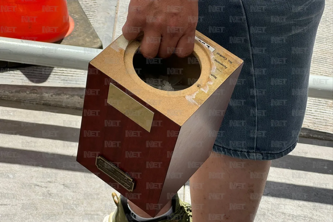 Investiga si lo que recibió son las cenizas de su abuelo y su tío
