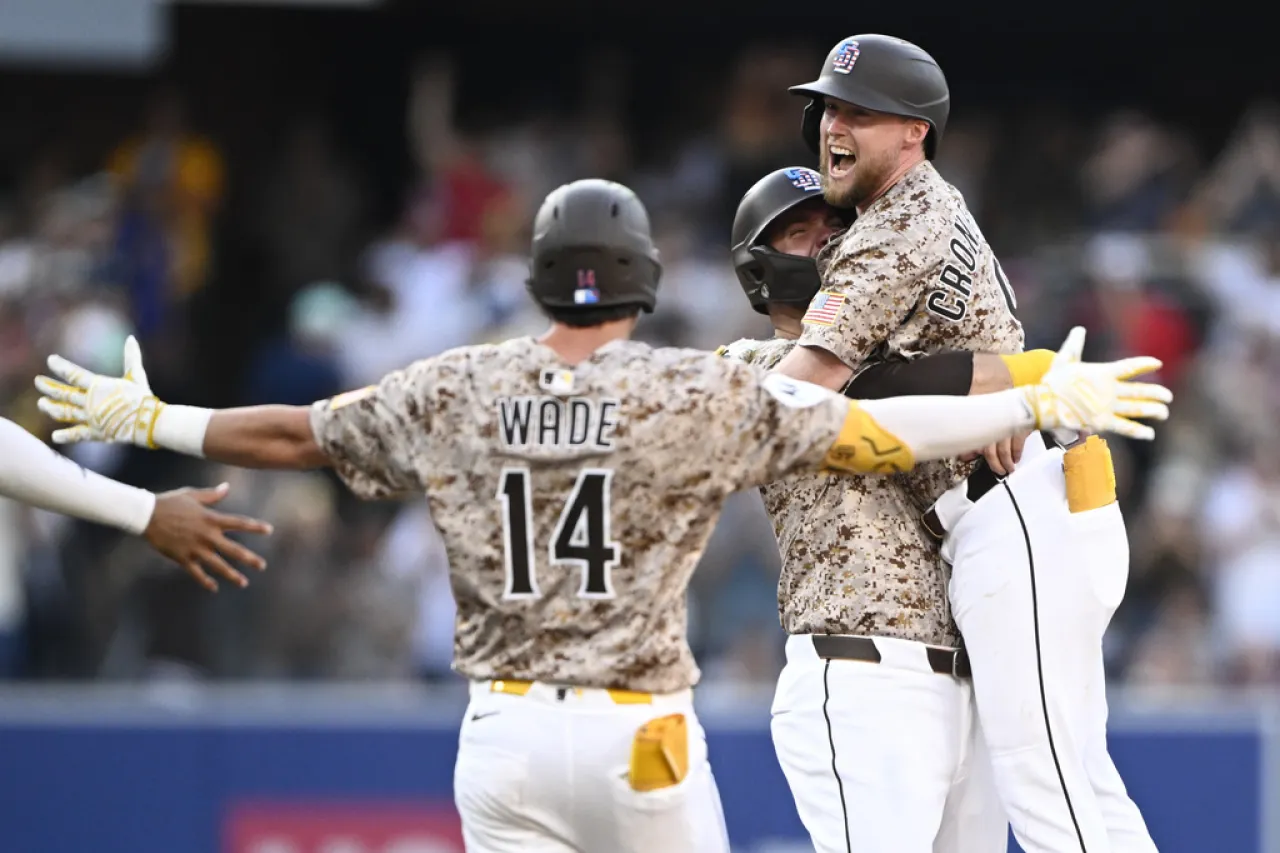 Padres superan a Rangers